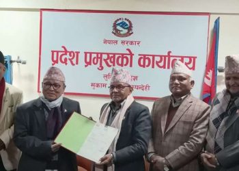 बुटवलमा मुख्यमन्त्री नियुक्त भएका लिला गिरीले देउखुरीमा शपथ लिंदै