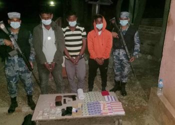 हतियार, नगद र रिचार्ड कार्डसहित ३ जना पक्राउ