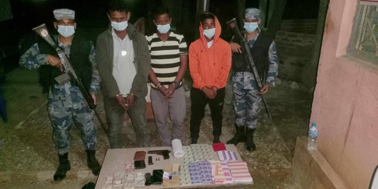 हतियार, नगद र रिचार्ड कार्डसहित ३ जना पक्राउ