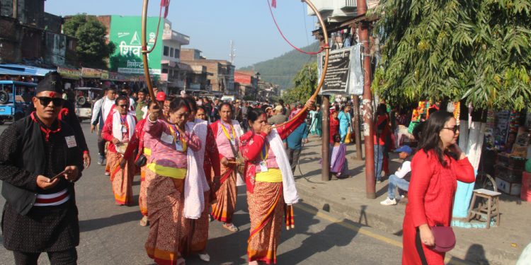 नेपाल संवत्का अवसरमा धिमे बाजासहित हेटौंडामा र्‍याली