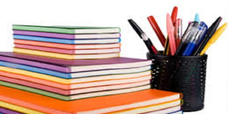 पत्रकारहरूद्वारा अभिभावकविहीन बालबालिकालाई शैक्षिक सामग्री सहयोग