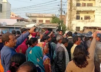 सर्लाहीमा ज्ञापनपत्र बुझाउन गएका  पीडितमाथि प्रहरीको लाठ्ठी चार्ज