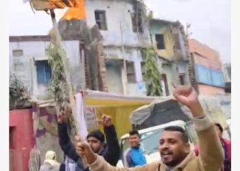 मुख्यमन्त्री सिंहको पुत्ला दहन, प्रयोगशाला प्रमुखको सरुवामा चर्को विवाद ।