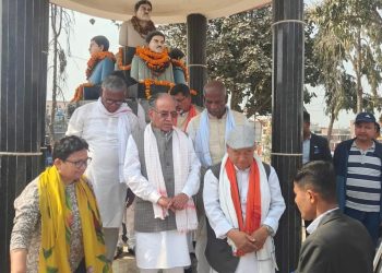 सर्लाहीमा सहिद स्मारकमा प्रधानमन्त्री प्रचण्डद्वारा पुष्पमाला अर्पण ।