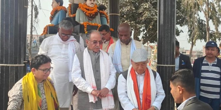 सर्लाहीमा सहिद स्मारकमा प्रधानमन्त्री प्रचण्डद्वारा पुष्पमाला अर्पण ।